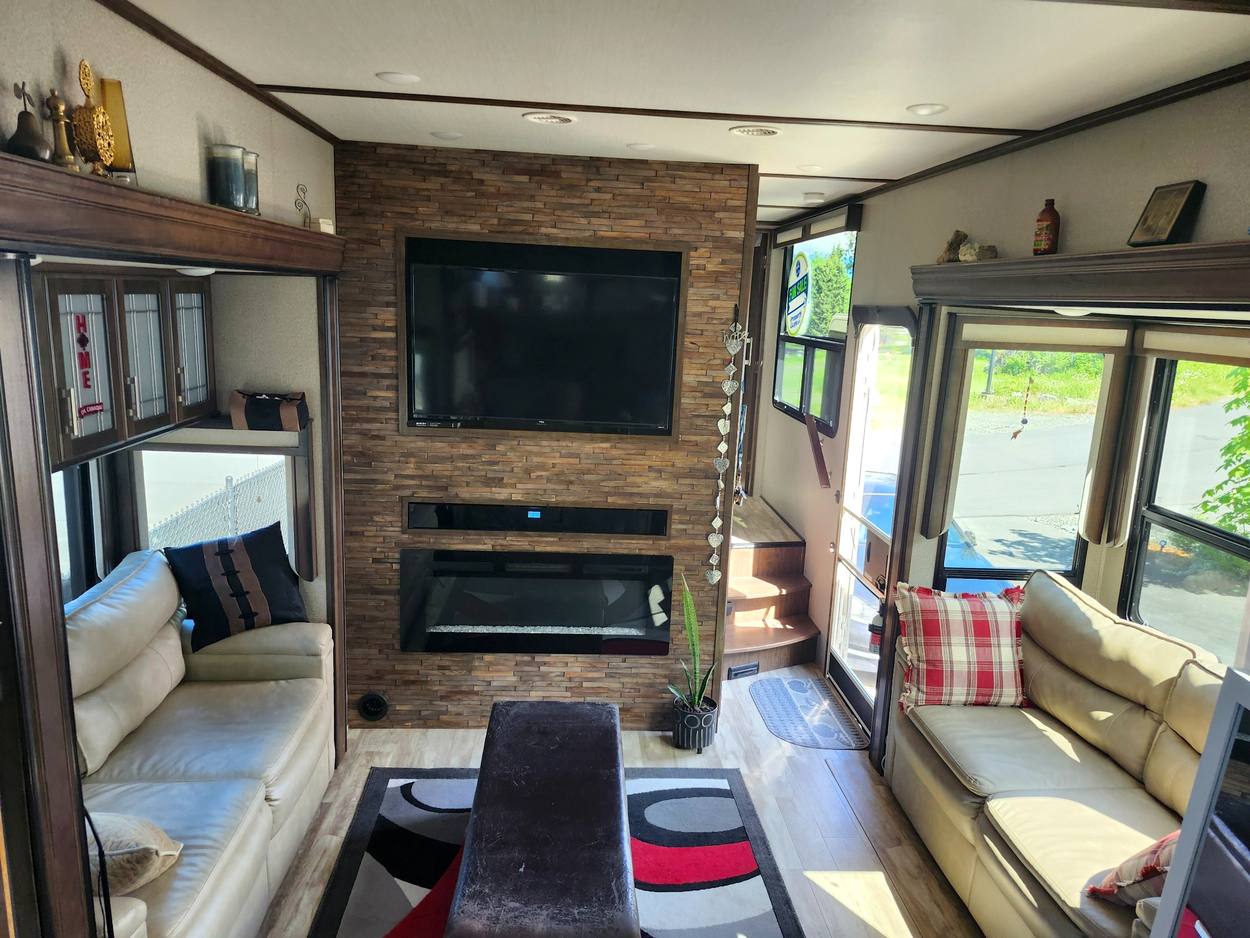 Solitude 390RK living room with fireplace and leather seating